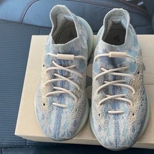 BOYS YEEZY 380 SIZE 13.5